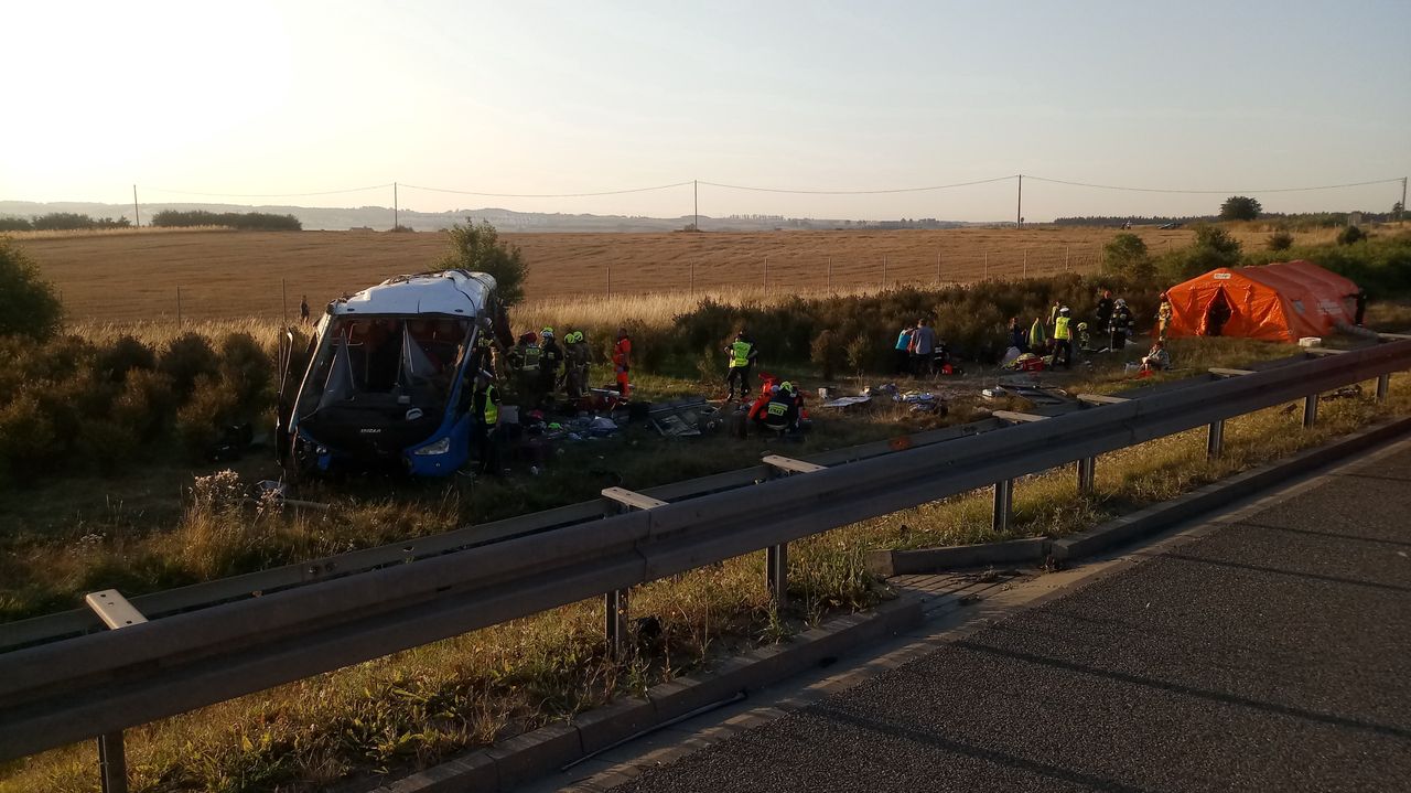 A1. Wypadek autokaru z dziećmi. "Trzy osoby w stanie ciężkim"