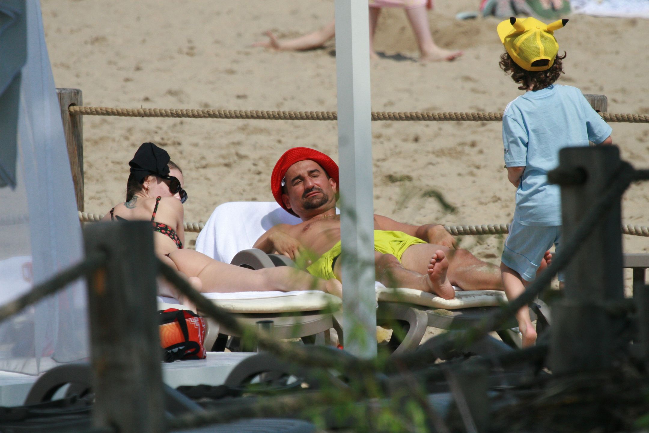 Marcela Leszczak smaży się z Miśkiem Koterskim na plaży