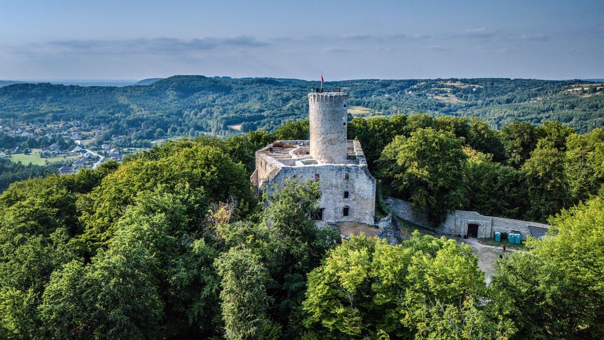 Zamek Lipowiec zachwyca malowniczym położeniem