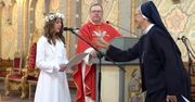 Zakonnica dała dziewczynce mikrofon. Po chwili cały kościół zamilkł