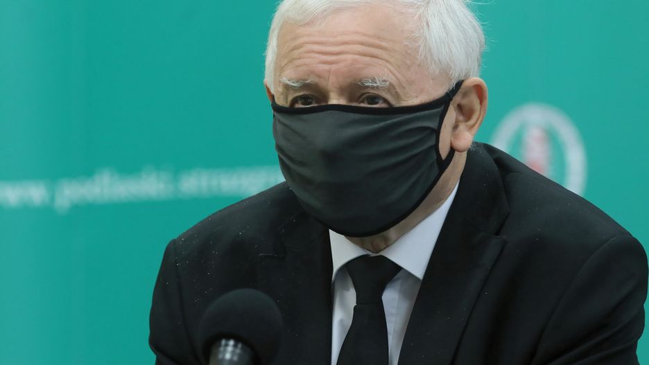 Białystok, 07.10.2021. Wiceprezesa Rady Ministrów, przewodniczącego Komitetu Rady Ministrów do spraw Bezpieczeństwa Narodowego i spraw Obronnych Jarosław Kaczyński () oraz minister spraw wewnętrznych i administracji Mariusz Kamiński () podczas konferencji prasowej w Białymstoku, 7 bm.  (kf) PAP/Artur Reszko