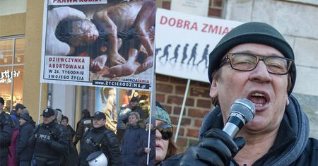 Działacz pro-life chce pieniędzy od Maleńczuka! "Wyrwał mi transparent. Zanim wezwałem policję, już go nie było"