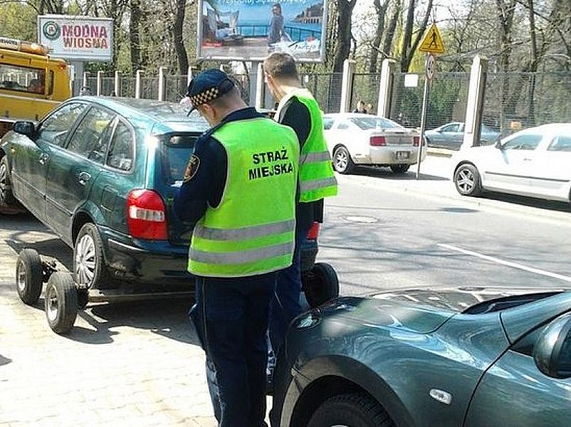 Holowanie samochodów. Większe uprawnienia dla SM. Wyższe opłaty