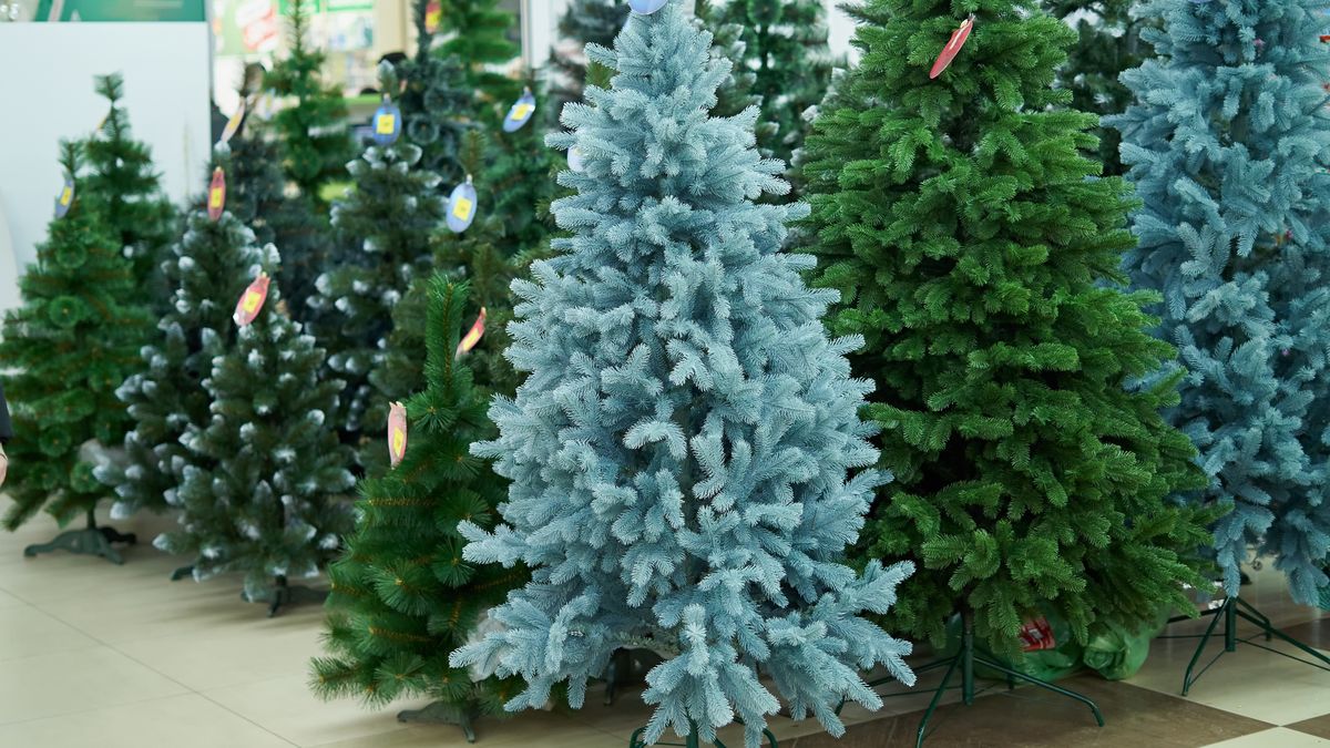 Sztuczne choinki w sklepie