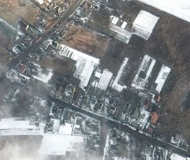 Wypalone budynki i kolumny wojska. Zdjęcia satelitarne Irpienia i Hostomla po walkach