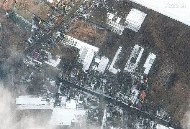  epa09811407 A handout satellite image made available by Maxar Technologies shows armored vehicles moving northeast of Antonov airport, in Hostomel, northwest of Kyiv (Kiev), Ukraine, 08 March 2022.  EPA/MAXAR TECHNOLOGIES HANDOUT -- MANDATORY CREDIT: SATELLITE IMAGE 2022 MAXAR TECHNOLOGIES -- THE WATERMARK MAY NOT BE REMOVED/CROPPED -- HANDOUT EDITORIAL USE ONLY/NO SALES Dostawca: PAP/EPA.