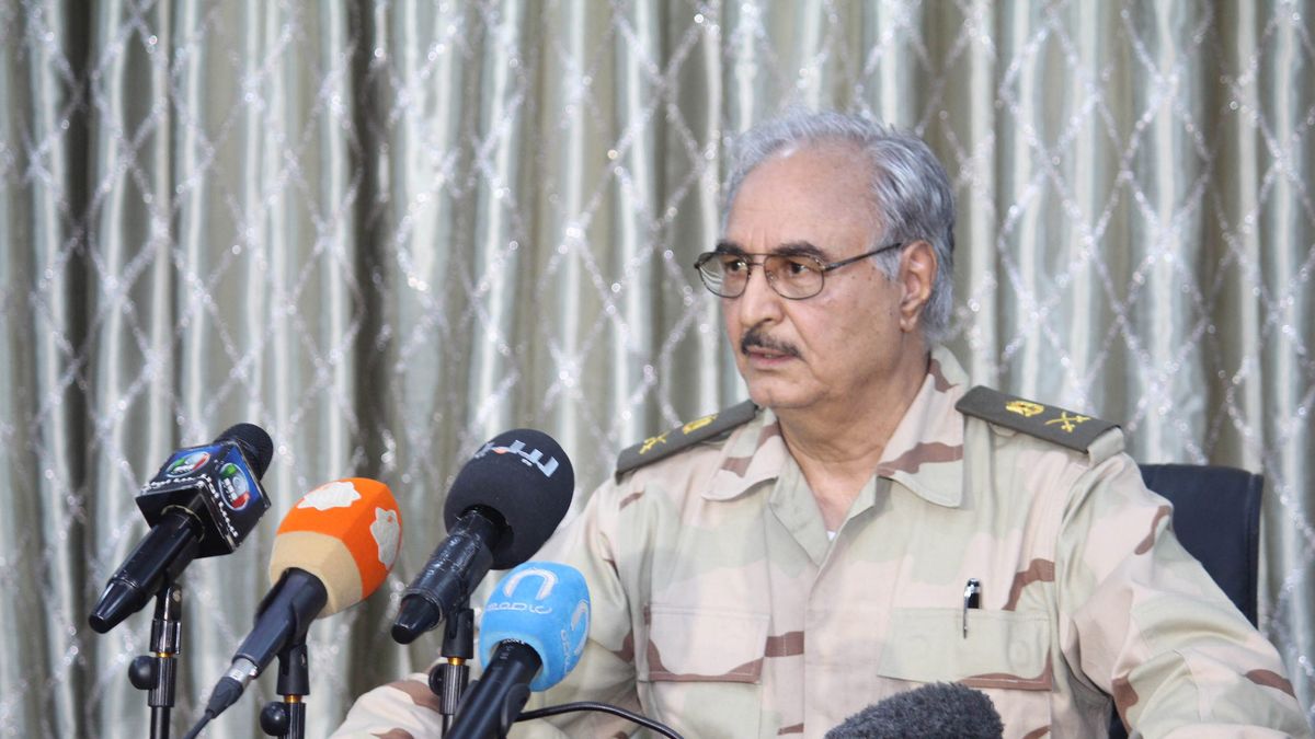 Retired General Khalifa Haftar
epa04215993 A picture made available 20 May 2014 shows retired Libyan General Khalifa Haftar during a press conference in Abyar, a small town to the east of Benghazi, Libya, 17 May 2014. Gunmen aligned with a rogue Libyan Army colonel attacked parliament 18 May 2014 in Tripoli, official media reported, amid confusion over the legislature's fate. The gunmen are loyal to retired colonel Khalifa Haftar, who has led a campaign against Islamist militias on the outskirts of the eastern city of Benghazi, which has left 70 dead since 16 May.  EPA/MOHAMMED ELSHAIKY 
Dostawca: PAP/EPA.
MOHAMMED ELSHAIKY