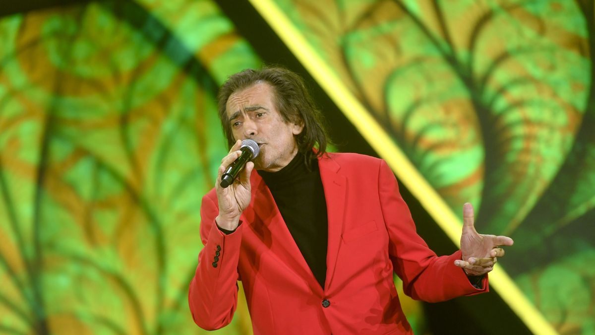 Witold Paszt z dzieckiem na kolanach