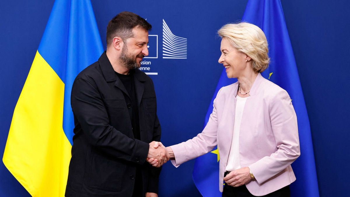 Wo?odymyr Ze?enski na spotkaniu z Ursul? Von der Leyen
European Commission President Ursula Von der Leyen (R) shakes hands with Ukraine's President Volodymyr Zelensky before a meeting at the European Commission in Brussels, on August 17, 2025. (Photo by Simon Wohlfahrt / AFP)
SIMON WOHLFAHRT