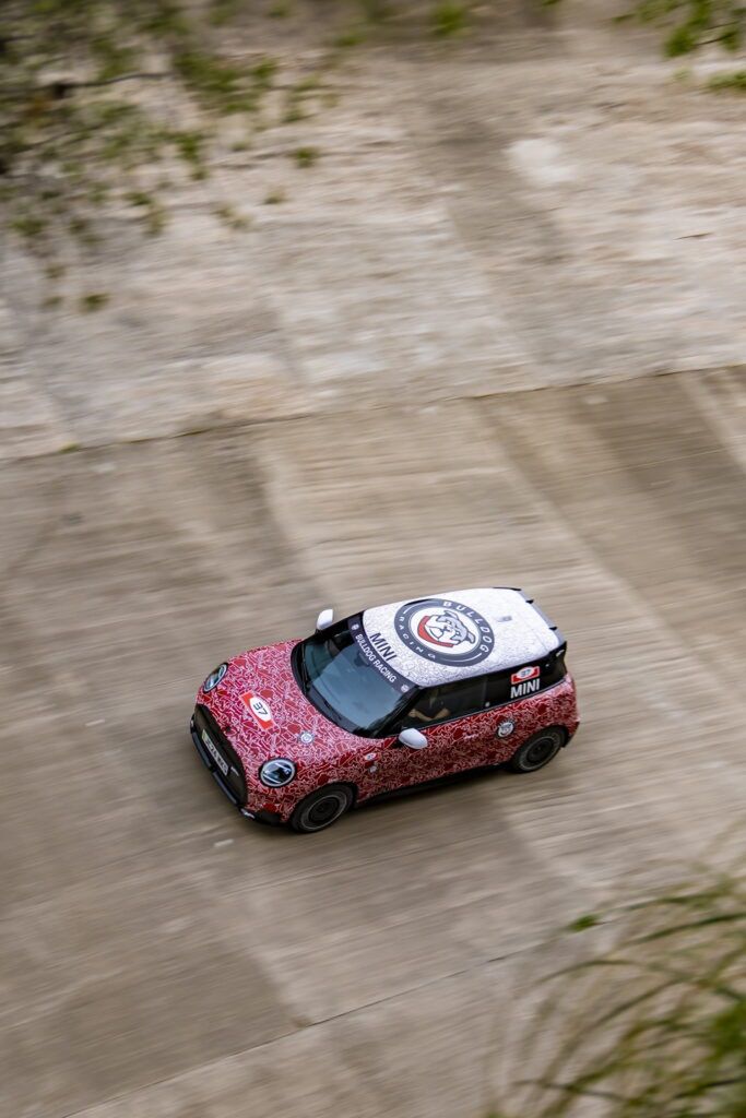 Mini JCW E w kamuflażu