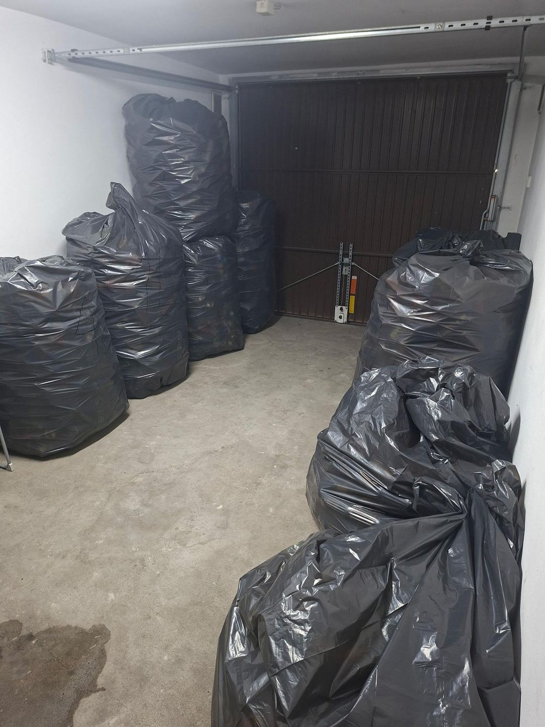 Zbiory Wiktora w garażu jego rodziców.