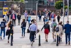 Koronawirus w Polsce. Rząd luzuje obostrzenia. Mniejszy dystans społeczny i więcej osób na stadionach
