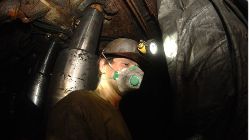 Maseczka przy 30 stopniach pod ziemią szybko przestaje chronić przed wirusami. 