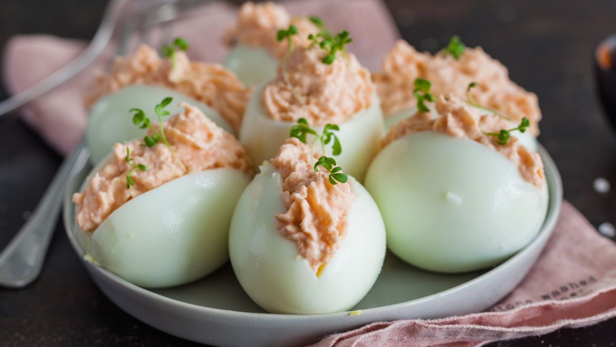 Minimalistyczne jajka z musem z łososia prezentują się elegancko