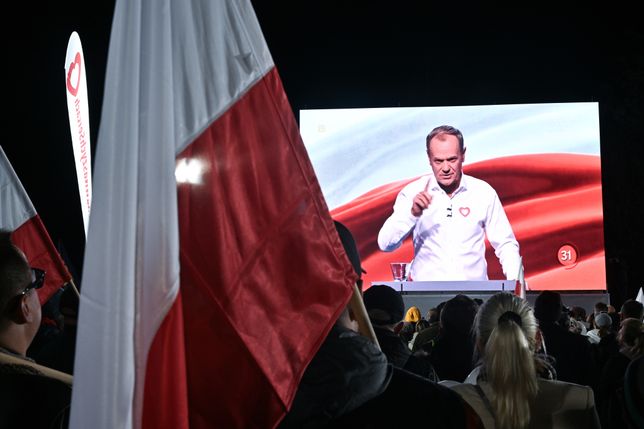 Warszawa, 09.10.2023. Kampania wyborcza do parlamentu 2023. Przewodniczący Platformy Obywatelskiej Donald Tusk (na ekranie) na "debacie wyborczej 2023" Telewizji Polskiej, 9 bm. w siedzibie ATM Studio w Warszawie. Do udziału w debacie zostało zaproszonych sześć komitetów wyborczych, które zarejestrowały listy we wszystkich okręgach wyborczych. (aldg) PAP/Radek Pietruszka