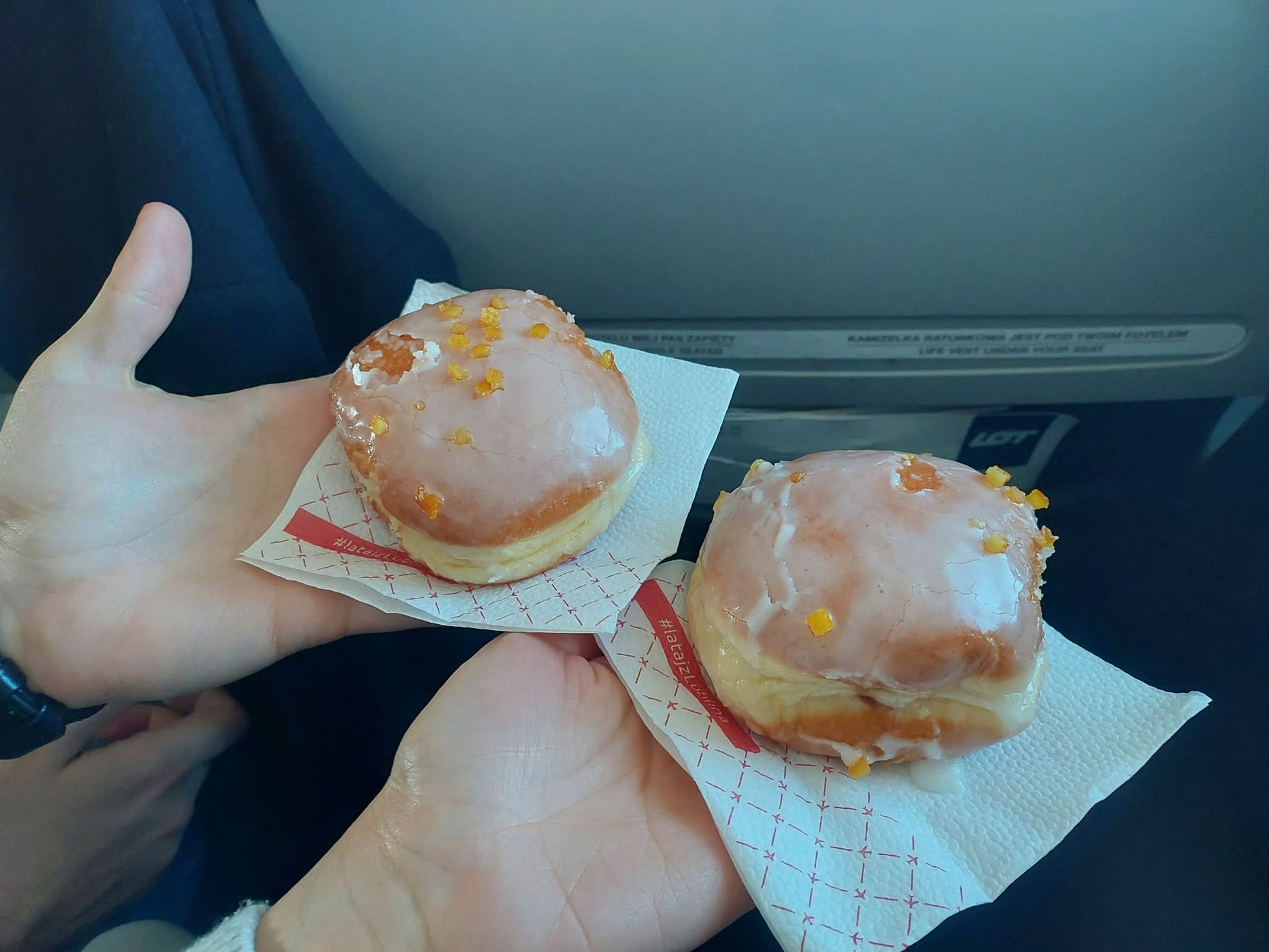 Pasażerowie lini lotniczej PLL LOT dostają pączki za darmo