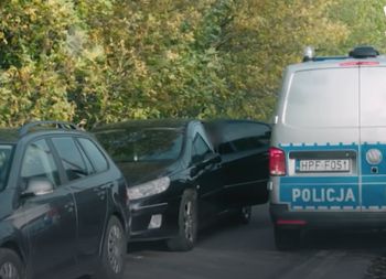 Dwa auta na uboczu. Gdy podjechali, zastali taki widok