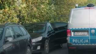 Dwa auta na uboczu. Gdy podjechali, zastali taki widok