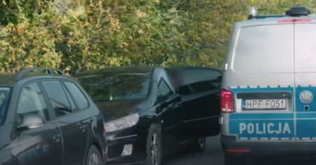 Dwa auta na uboczu. Gdy podjechali, zastali taki widok