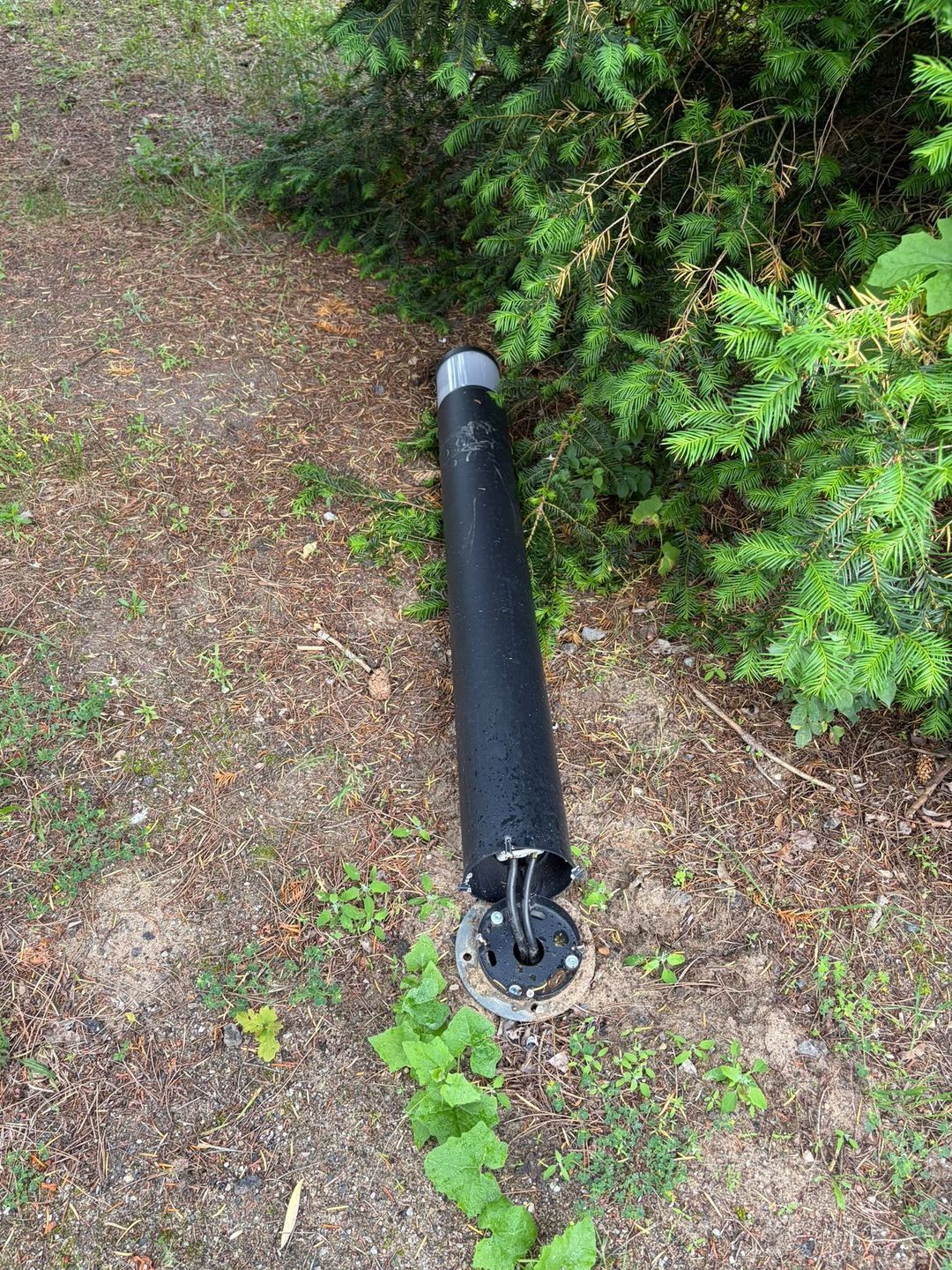 Zniszczone lampy na pilskiej Wyspie