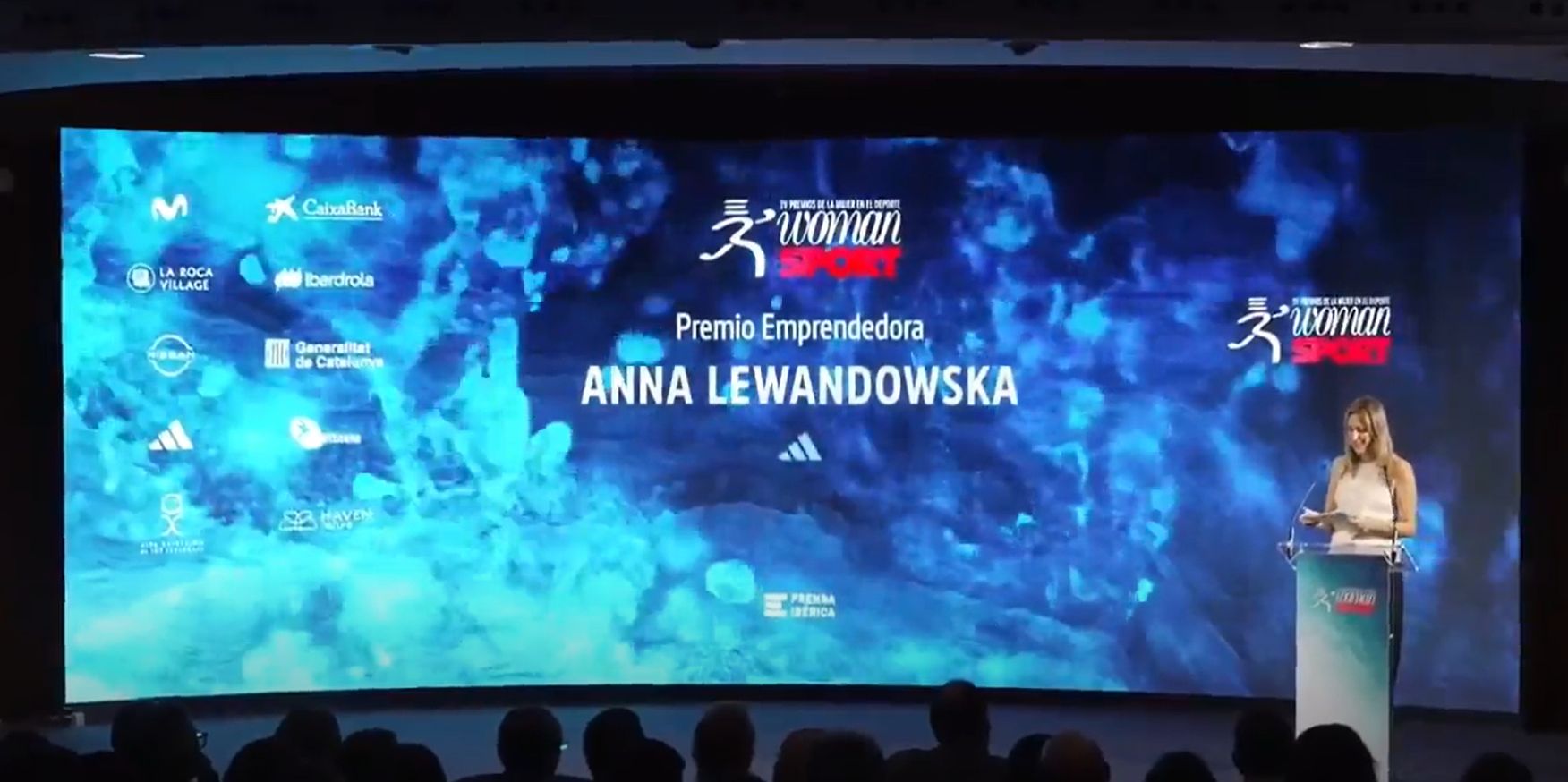 Anna Lewandowska odbiera nagrodę podczas gali w Barcelonie.