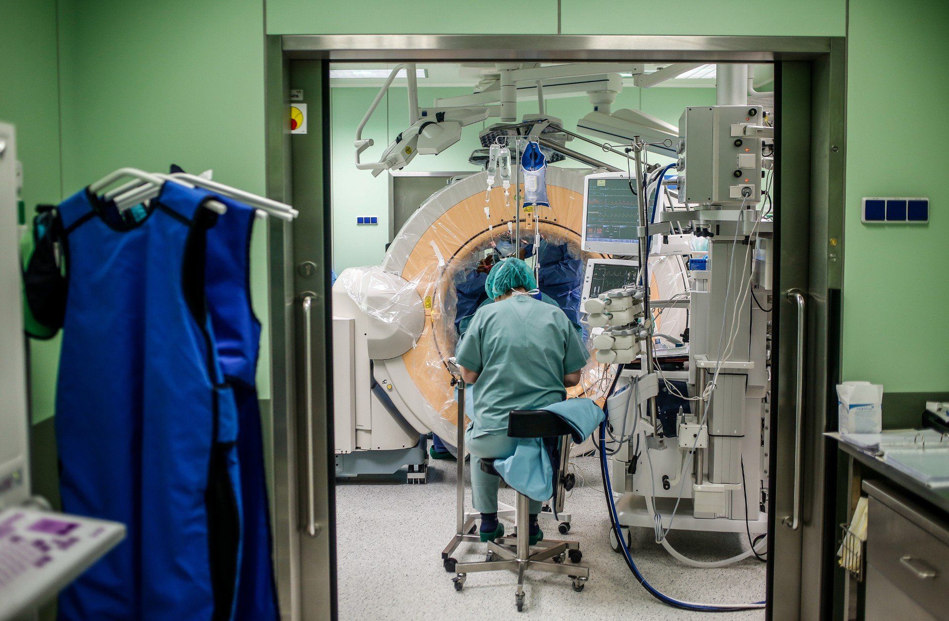 Młoda kobieta została narażona w szpitalu na dodatkowe cierpienia, unieruchomienie i rehabilitację. Fakt, że lekarze ukryli przed nią pomyłkę opóźnił rozpoczęcie leczenia. 