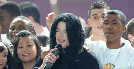 Michael Jackson "podpisał" kontrakt! Na 250 MILIONÓW!