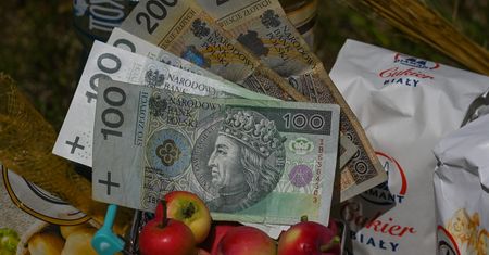 Podwyżka płacy minimalnej. Polska goni dyrektywę UE