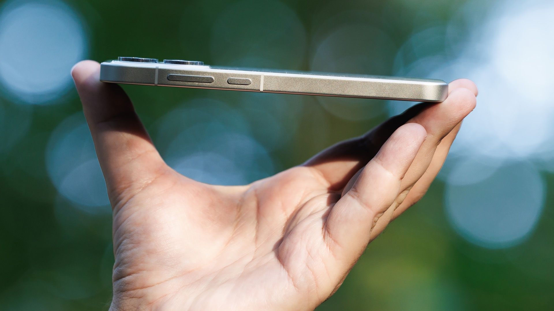 OPPO Reno 16 5G krawędź.