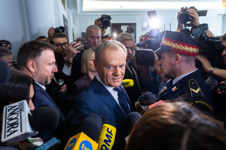 Na zdjęciu Donald Tusk, lider największej partii koalicyjnej, po podpisaniu piątkowej umowy