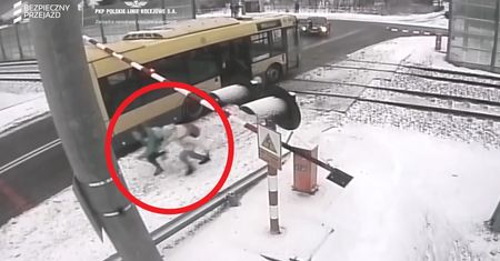 Dzieci w popłochu uciekały. Autobus stanął na przejeździe kolejowym