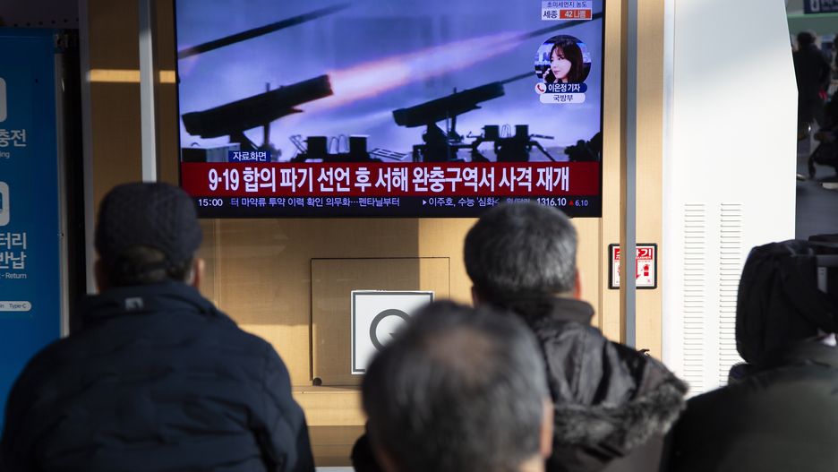 South Korea's military says North Korea fired artillery shells near maritime buffer zone
epa11058058 People watch the news on a TV at a station in Seoul, South Korea, 05 January 2024. According to South Korea's Joint Chiefs of Staff (JCS), North Korea fired some 200 artillery shells into waters off its western coast on 05 January morning, towards the South's Yeonpyeong island. Civilians on the islands of Yeonpyeong and Baengnyeong have been ordered to evacuate into shelters, South Korean officials said.  EPA/JEON HEON-KYUN 
Dostawca: PAP/EPA.
JEON HEON-KYUN