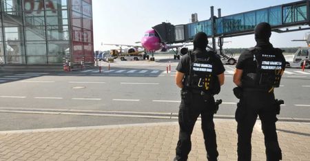 Wrocław. Akcja służb na lotnisku. Pasażer w kajdankach