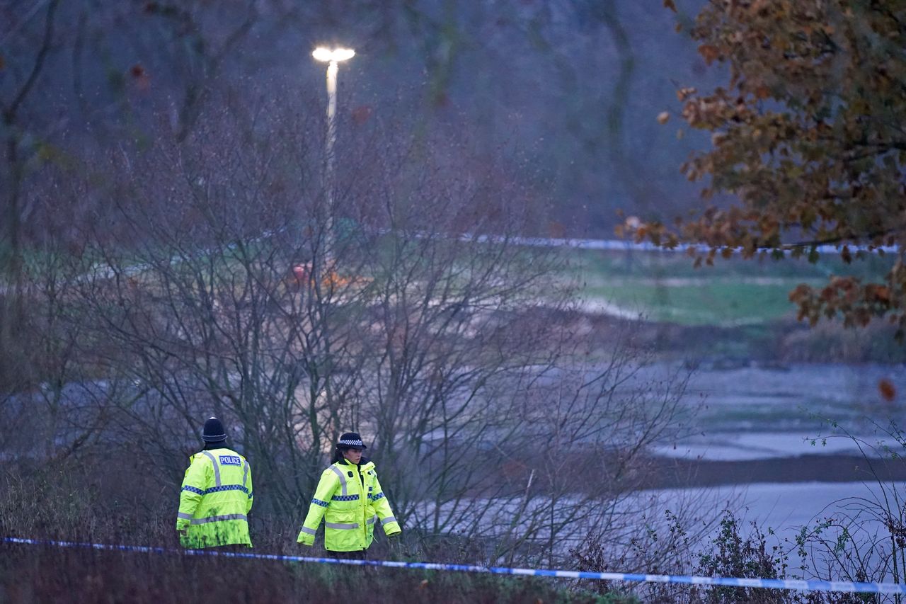 Co najmniej czworo dzieci bawiło się na zamarzniętym jeziorze w Solihull, gdy pękł po nimi lód