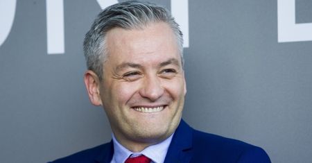 Biedroń przekonuje: "Luksus mnie mierzi. Limuzynę oddałem pracownikom, przejmuję ubrania po Krzyśku"