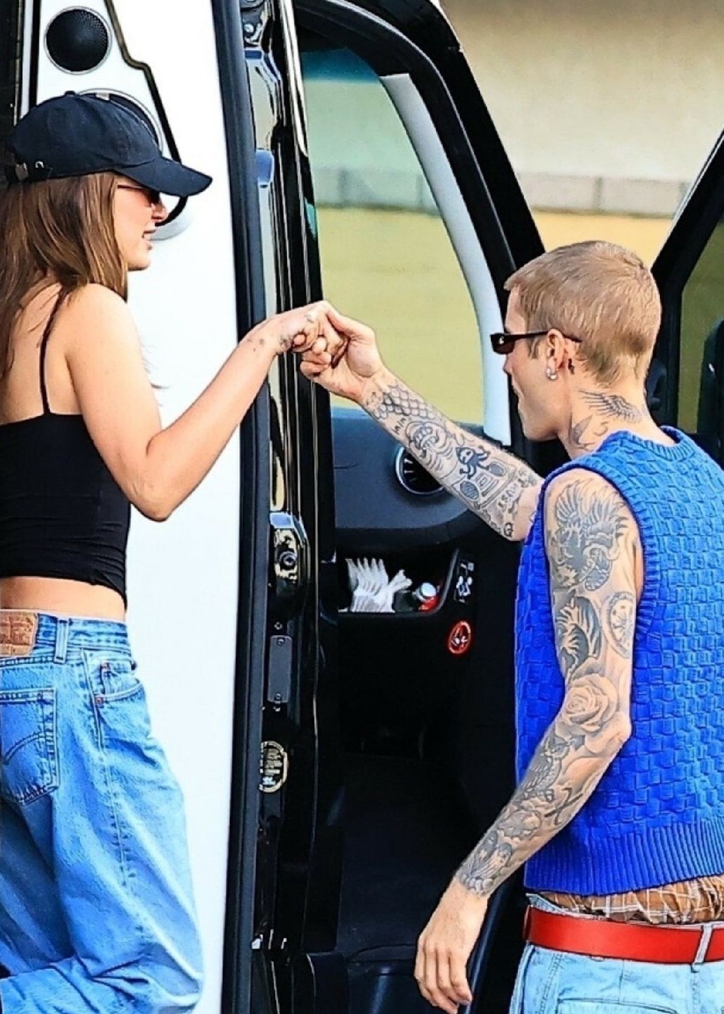 Bieberowie trzymają się za ręce w drodze do restauracji