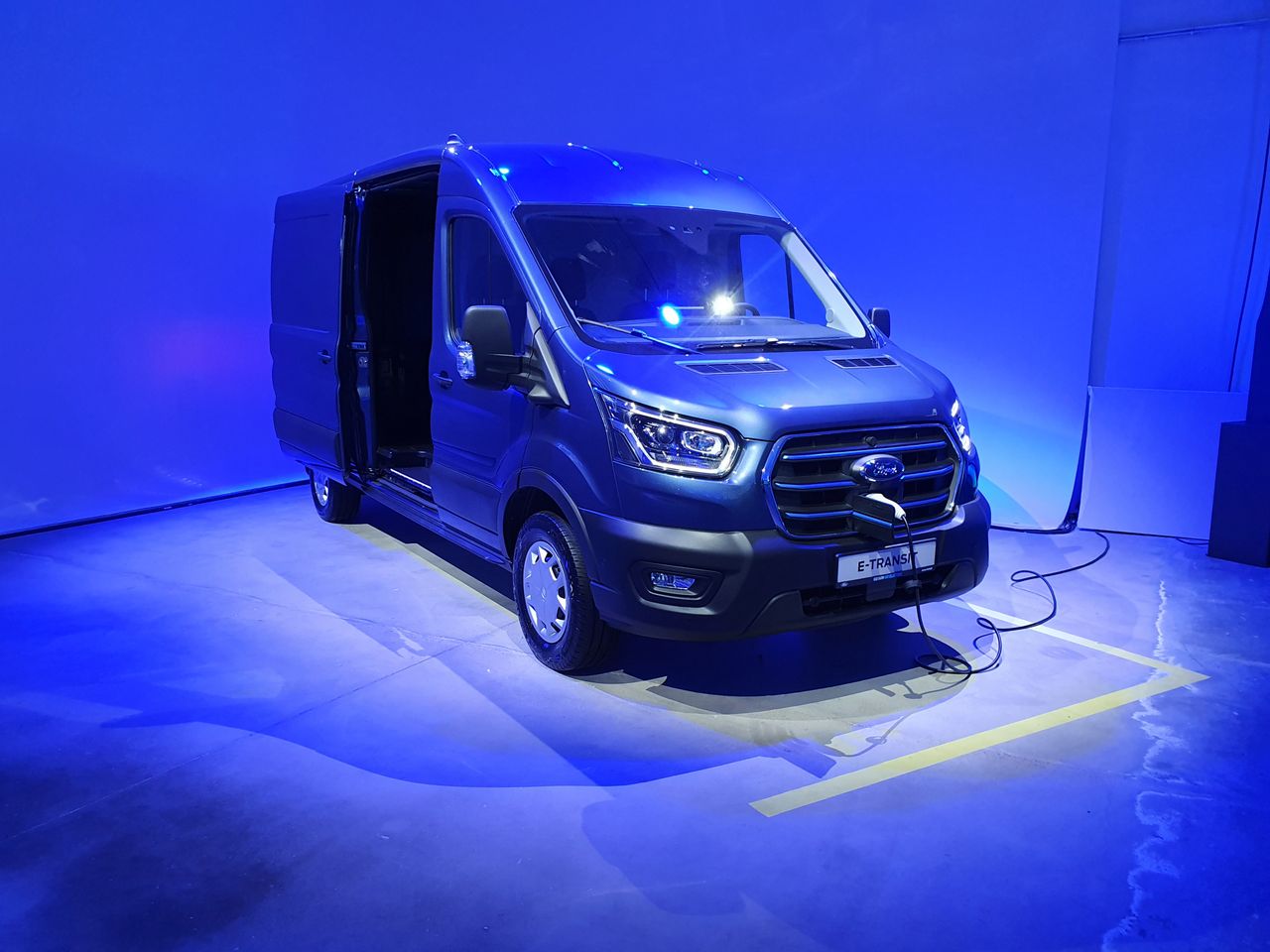 Elektryczny Ford Transit z bliska. Taki problem to marzenie każdego importera