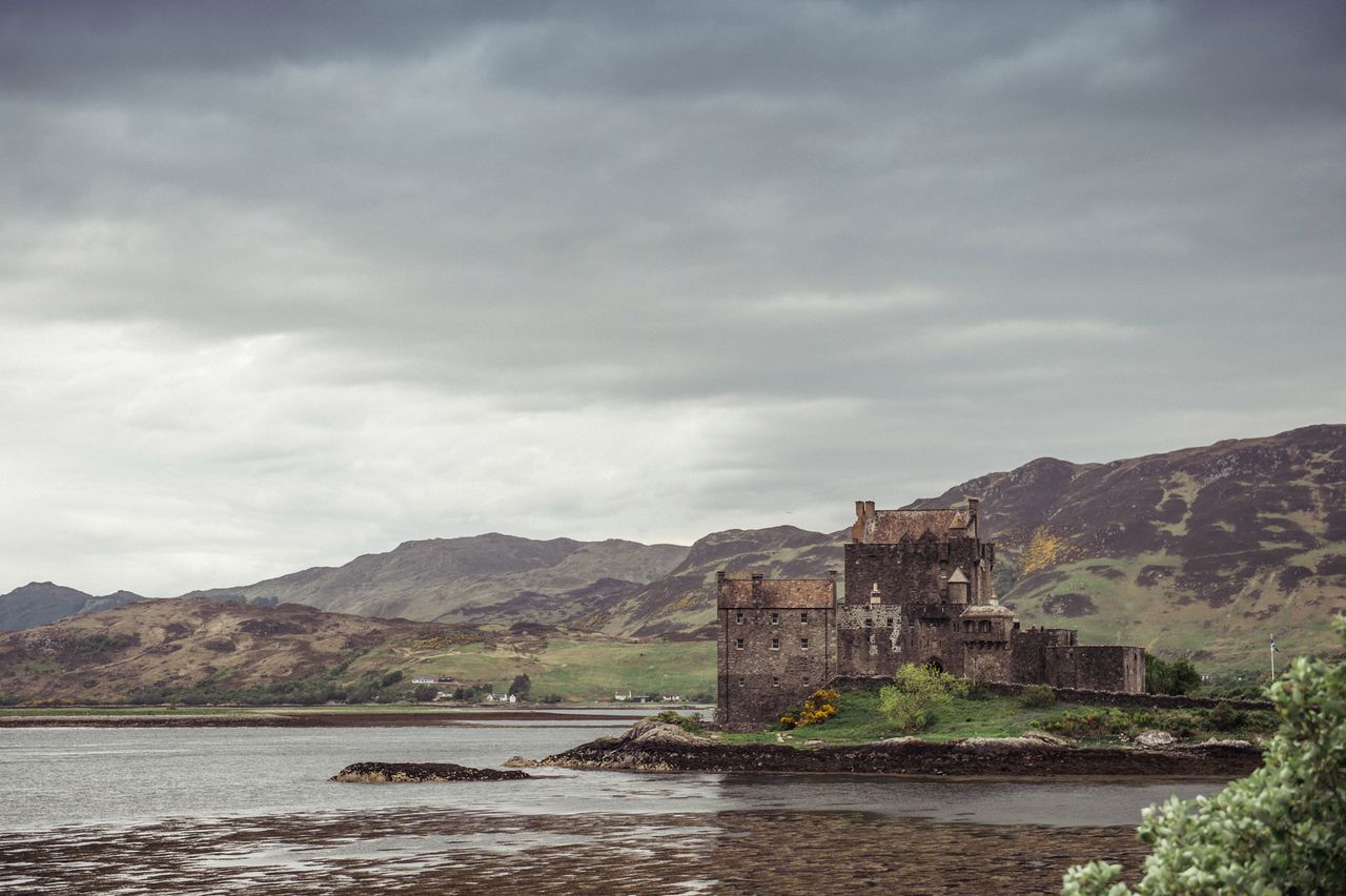Zamek Eilean Donan położony u zbiegu Loch Long, Loch Alsh i Loch Duich