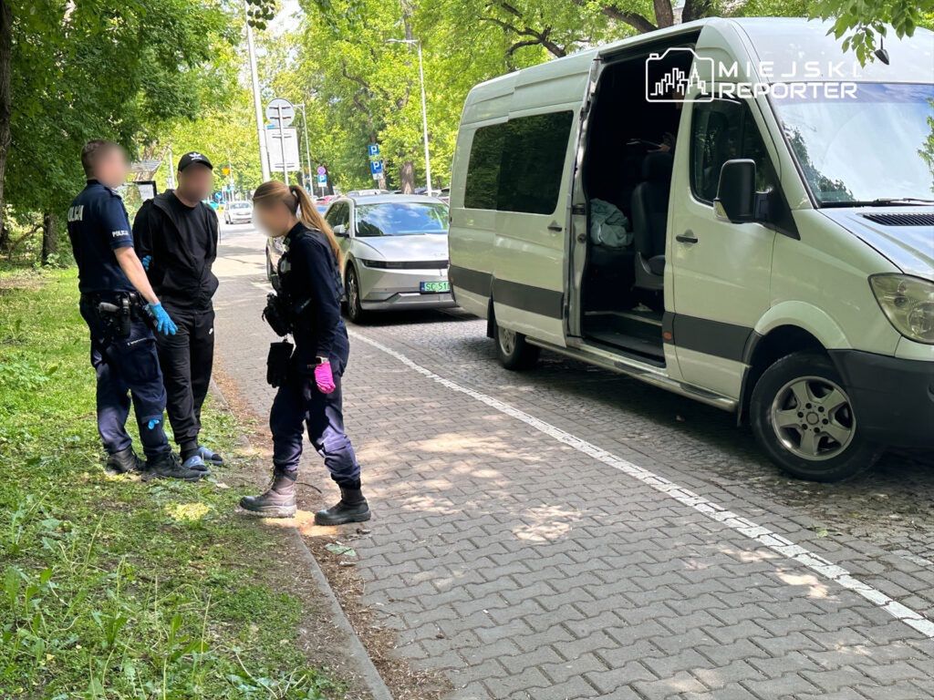 Próba ucieczki podczas policyjnej kontroli busa na ukraińskich numerach w centrum Warszawy. 4 osoby zatrzymane