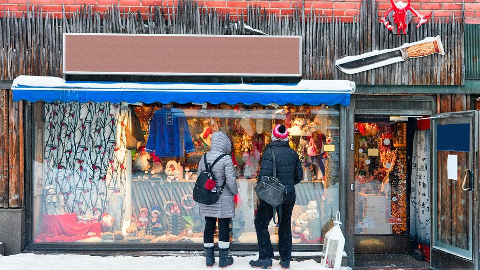 Turyści przed sklepem z pamiątkami w Rovaniemi
