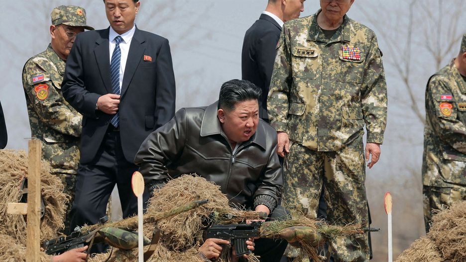 Kim Jong Un z wizyt? na poligonie
This picture taken on April 4, 2025 and released from North Korea's official Korean Central News Agency (KCNA) via KNS on April 5, 2025 shows North Korea's leader Kim Jong Un (C) visiting a training base of the Korean People's Army's special operations forces to observe a comprehensive training session, at an undisclosed location in North Korea. (Photo by KCNA VIA KNS / AFP) / South Korea OUT / REPUBLIC OF KOREA OUT
---EDITORS NOTE--- RESTRICTED TO EDITORIAL USE - MANDATORY CREDIT "AFP PHOTO/KCNA VIA KNS" - NO MARKETING NO ADVERTISING CAMPAIGNS - DISTRIBUTED AS A SERVICE TO CLIENTS / THIS PICTURE WAS MADE AVAILABLE BY A THIRD PARTY. AFP CAN NOT INDEPENDENTLY VERIFY THE AUTHENTICITY, LOCATION, DATE AND CONTENT OF THIS IMAGE --- /
STR