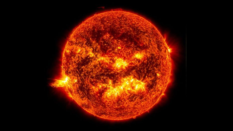 To zdjęcie zrobione przez Obserwatorium Dynamiki Słońca należące do NASA 20 czerwca 2013 r. pokazuje jasne światło rozbłysku słonecznego po lewej stronie Słońca.