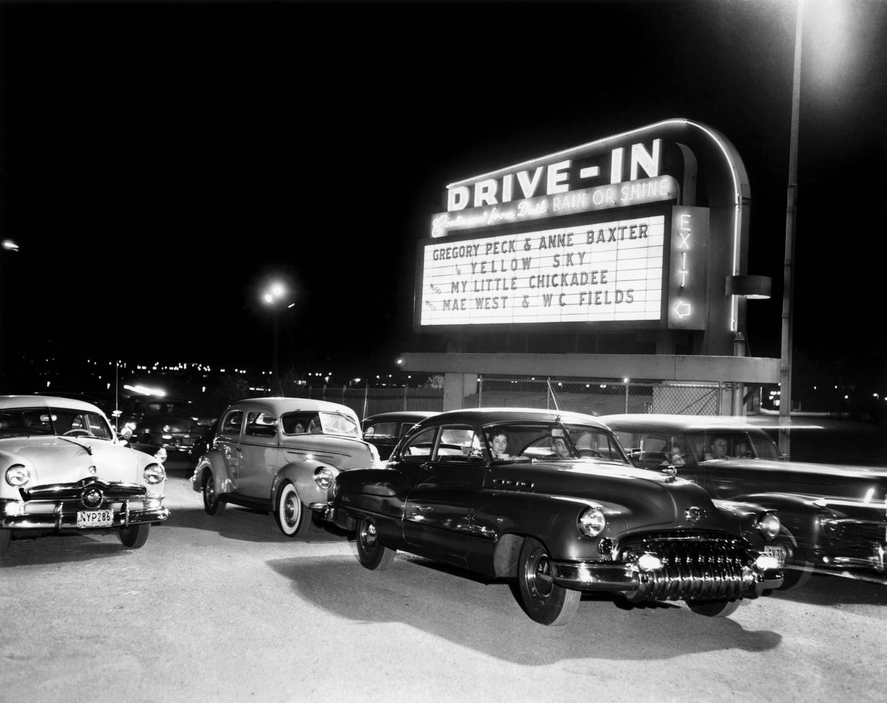 Kino samochodowe w Queens, Nowy Jork, rok 1951 (fot. Bettmann/Getty Images)