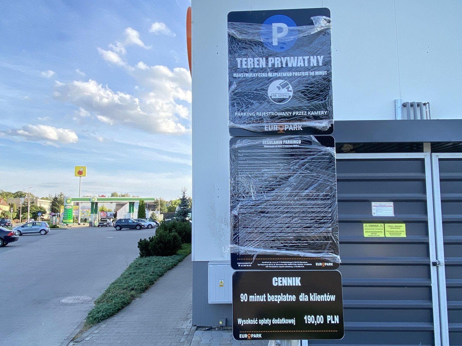 Parking przed budynkiem, w którym mieści się między innym Biedronka przy Śniadeckich będzie płatny