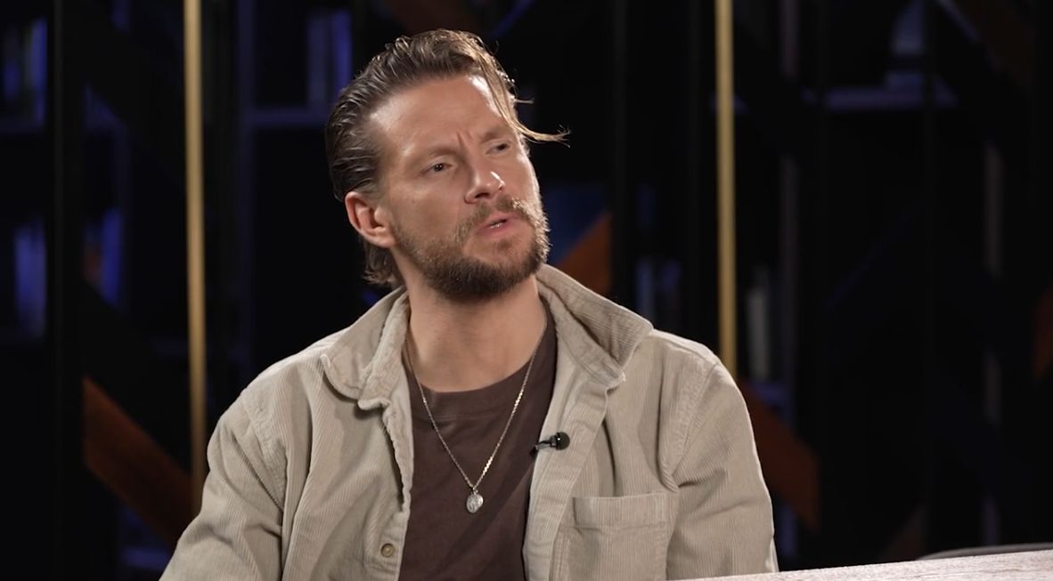 Sebastian Fabijański podczas rozmowy 