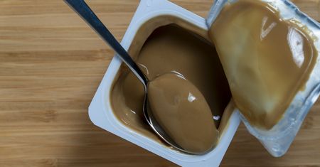 Odłamki szkła w deserze. Pilne wycofanie