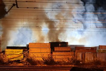 Pożar tartaku w Błądzimiu. 13 zastępów straży pożarnej na miejscu