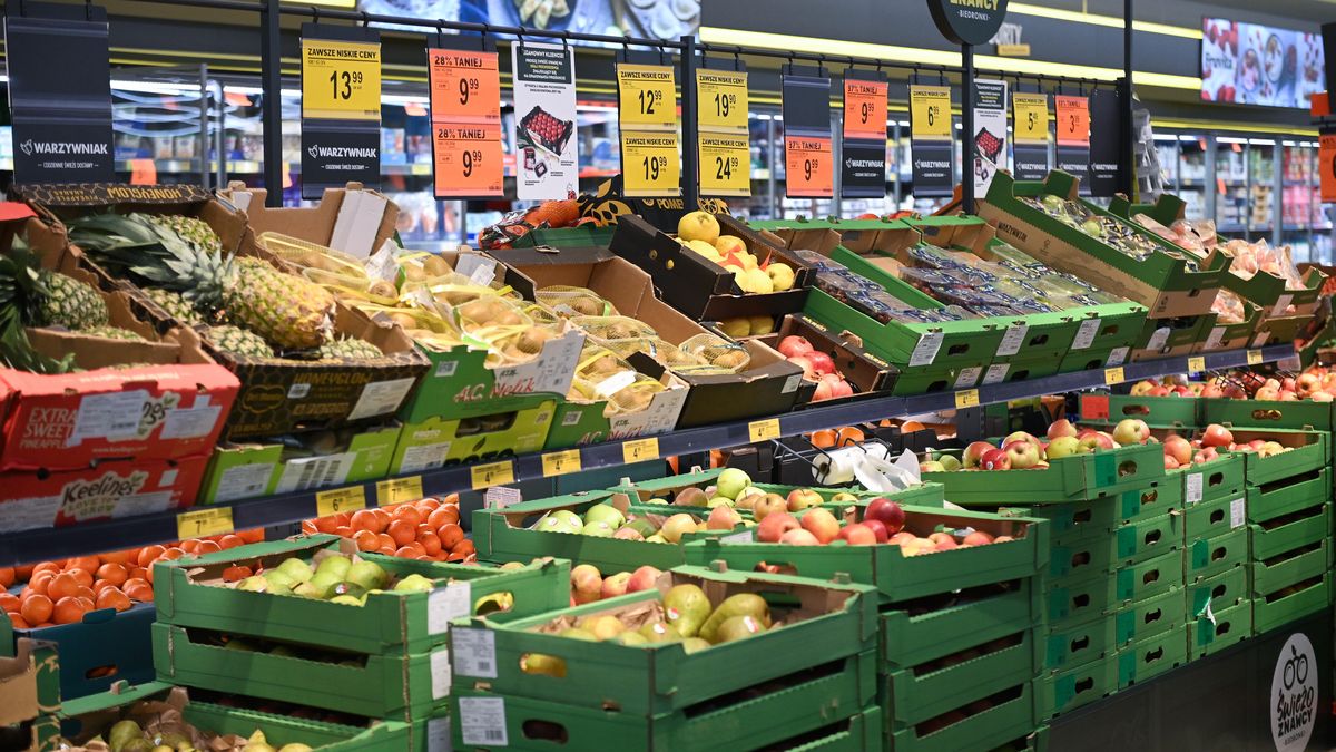 handel w Wigili�
Warszawa, 24.12.2024. Handel w jednym ze sklep�w w Warszawie, 24 bm. (obm/awol) PAP/Marcin Obara
Marcin Obara
artyku�y spo�ywcze, Biedronka, Bo�e Narodzenie, dyskont, handel do 14.00, handlowa, owoce, sklep, spo�ywczy, supermarket, warzywa, Wigilia, wigilijny, zakupy