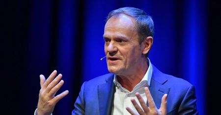 Donald Tusk komentuje na Twitterze: "Mroczny czas"