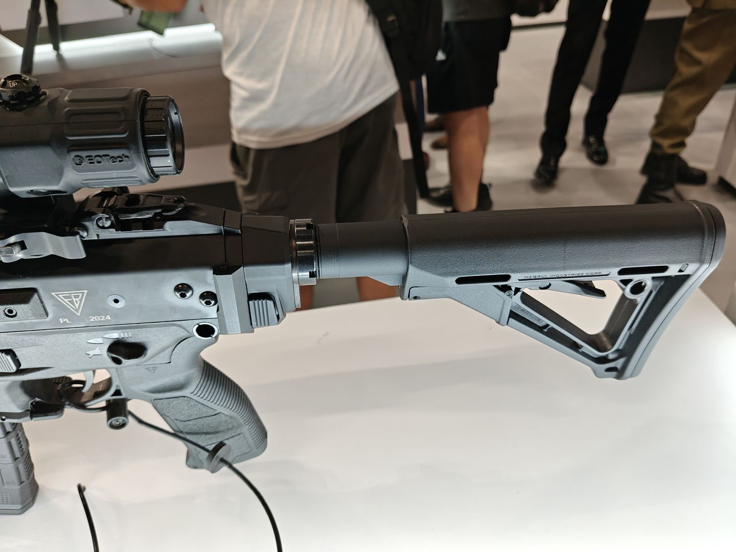 Zbliżenie na adapter dla kolb systemu AR-15. 